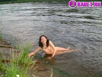 порно фотосессия Голые лесбиянки гуляют на реке фото-47.йпг