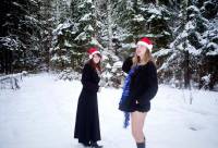 порно фотосессия Три голые снегурочки в холодной зимнем лесу svt148003.jpg