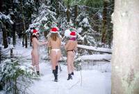 порно фотосессия Три голые снегурочки в холодной зимнем лесу svt148007.jpg