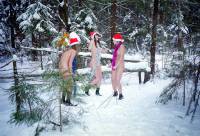 порно фотосессия Три голые снегурочки в холодной зимнем лесу svt148045.jpg