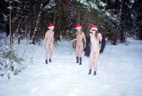 порно фотосессия Три голые снегурочки в холодной зимнем лесу svt148065.jpg