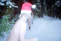 порно фотосессия Три голые снегурочки в холодной зимнем лесу svt148078.jpg