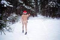 порно фотосессия Три голые снегурочки в холодной зимнем лесу svt148079.jpg