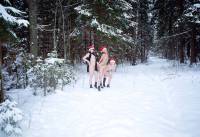 порно фотосессия Три голые снегурочки в холодной зимнем лесу svt148082.jpg