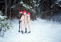 порно фотосессия Три голые снегурочки в холодной зимнем лесу svt148091.jpg