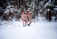 порно фотосессия Три голые снегурочки в холодной зимнем лесу svt148098.jpg