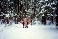 порно фотосессия Три голые снегурочки в холодной зимнем лесу svt148109.jpg