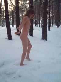 порно фотосессия 19 летняя целка голая в лесу alex189029.jpg