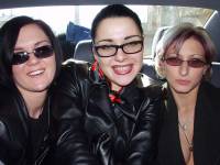 порно фотосессия Три пиздоси полностью разделись в лесу limaal202001.jpg