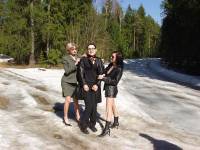 порно фотосессия Три пиздоси полностью разделись в лесу limaal202007.jpg