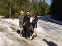 порно фотосессия Три пиздоси полностью разделись в лесу limaal202008.jpg