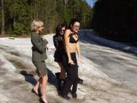 порно фотосессия Три пиздоси полностью разделись в лесу limaal202012.jpg