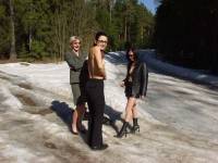 порно фотосессия Три пиздоси полностью разделись в лесу limaal202017.jpg