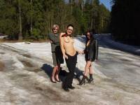 порно фотосессия Три пиздоси полностью разделись в лесу limaal202018.jpg