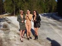 порно фотосессия Три пиздоси полностью разделись в лесу limaal202060.jpg
