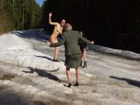 порно фотосессия Три пиздоси полностью разделись в лесу limaal202064.jpg