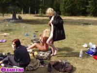 порно фотосессия Трёх русских проституток привезли в лес фото-166.йпг