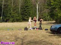 порно фотосессия Трёх русских проституток привезли в лес фото-183.йпг