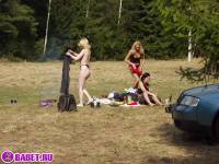порно фотосессия Трёх русских проституток привезли в лес фото-186.йпг