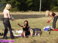 порно фотосессия Трёх русских проституток привезли в лес фото-190.йпг