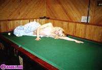 порно фотосессия Блондиночки играют в бильярд на раздевание 006404.jpg