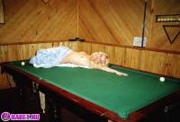 порно фотосессия Блондиночки играют в бильярд на раздевание 006405.jpg