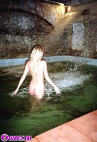 порно фотосессия Блондиночки играют в бильярд на раздевание 006422.jpg