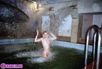 порно фотосессия Блондиночки играют в бильярд на раздевание 006425.jpg