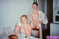 порно фотосессия Брюнетка и блондинка разделись в квартире фото-4.йпг