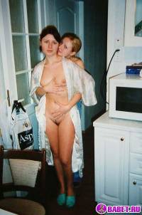 порно фотосессия Брюнетка и блондинка разделись в квартире фото-6.йпг