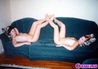 порно фотосессия Брюнетка и блондинка разделись в квартире фото-71.йпг