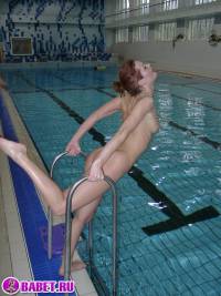 порно фотосессия Голая пизда в общественном бассейне 093328019.jpg