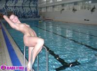 порно фотосессия Голая пизда в общественном бассейне 093328021.jpg