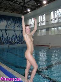 порно фотосессия Голая пизда в общественном бассейне 093328029.jpg