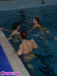 порно фотосессия Голая пизда в общественном бассейне 093328039.jpg