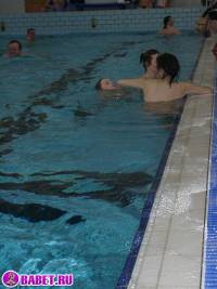 порно фотосессия Голая пизда в общественном бассейне 093328043.jpg