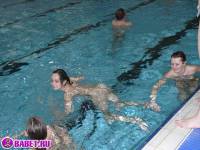 порно фотосессия Голая пизда в общественном бассейне 093328044.jpg