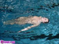 порно фотосессия Голая пизда в общественном бассейне 093328045.jpg