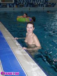 порно фотосессия Голая пизда в общественном бассейне 093328046.jpg