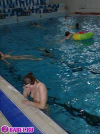 порно фотосессия Голая пизда в общественном бассейне 093328048.jpg