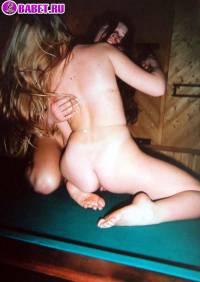 порно фотосессия Голые пиздоси на бельярдном столу geel516038.jpg