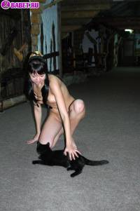 порно фотосессия Молодая целка в загородном доме 159-912-099.jpg