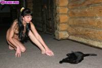 порно фотосессия Молодая целка в загородном доме 159-912-122.jpg