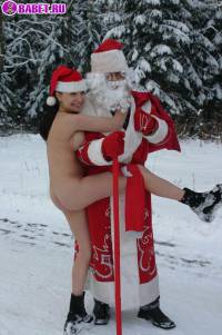 порно фотосессия Голая в лесу снегурочка с дедом морозом 137620003.jpg