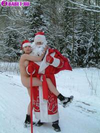 порно фотосессия Голая в лесу снегурочка с дедом морозом 137620005.jpg