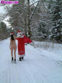 порно фотосессия Голая в лесу снегурочка с дедом морозом 137620014.jpg
