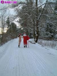 порно фотосессия Голая в лесу снегурочка с дедом морозом 137620017.jpg