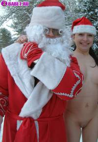 порно фотосессия Голая в лесу снегурочка с дедом морозом 137620037.jpg