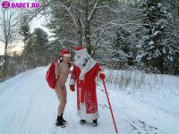 порно фотосессия Голая в лесу снегурочка с дедом морозом 137620050.jpg