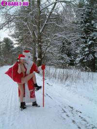 порно фотосессия Голая в лесу снегурочка с дедом морозом 137620057.jpg